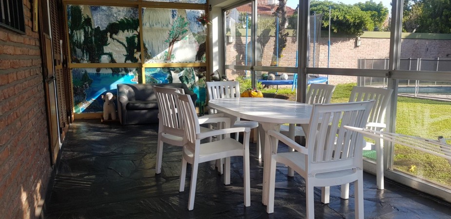 OPORTUNIDAD! ESPECTACULAR CASA 7 AMB, 270 M2 CON PISCINA, POOL HOUSE, JARDIN, QUINCHO ITUZANGO/CASTELAR