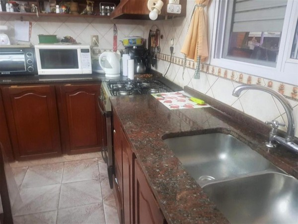 HERMOSO CHALET DE 2 PLANTAS,140 M2, 6 AMB + QUINCHO