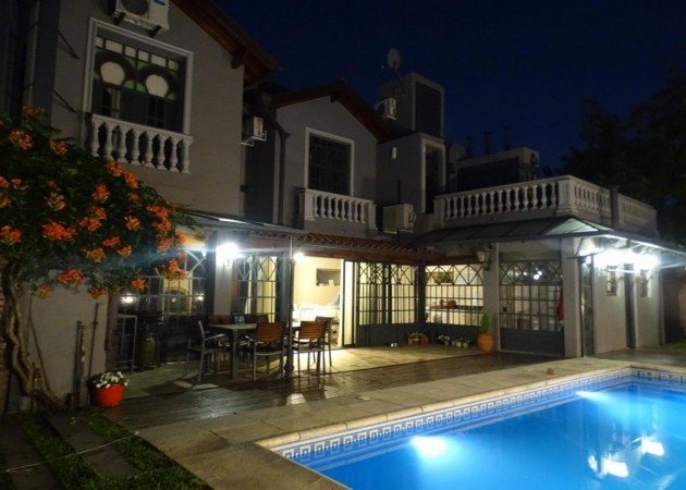 OPORTUNIDAD!!HERMOSO CHALET DISEÑO ESTILO FRANCES DE 6 AMB-2 PLANTAS-PISCINA- 4 COCHERAS- IMPECABLE