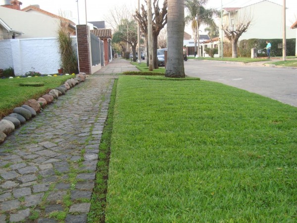 OPORTUNIDAD !! HERMOSO CHALET 5 AMBIENTES EN PADUA SUR, COCHERA DOBLE Y JARDIN