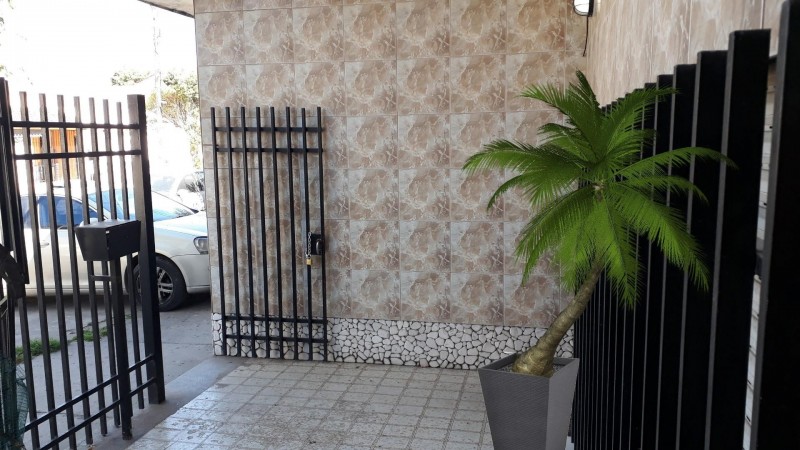 SUPER OPORTUNIDAD 2 FLIAS! CASA 5 AMB,GRAN COCHERA CUB.,PATIO,PARRILLA + DEPTO 2 AMB.ZONA BASE AEREA