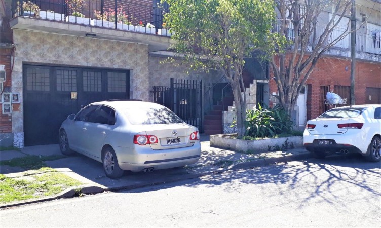 SUPER OPORTUNIDAD 2 FLIAS! CASA 5 AMB,GRAN COCHERA CUB.,PATIO,PARRILLA + DEPTO 2 AMB.ZONA BASE AEREA