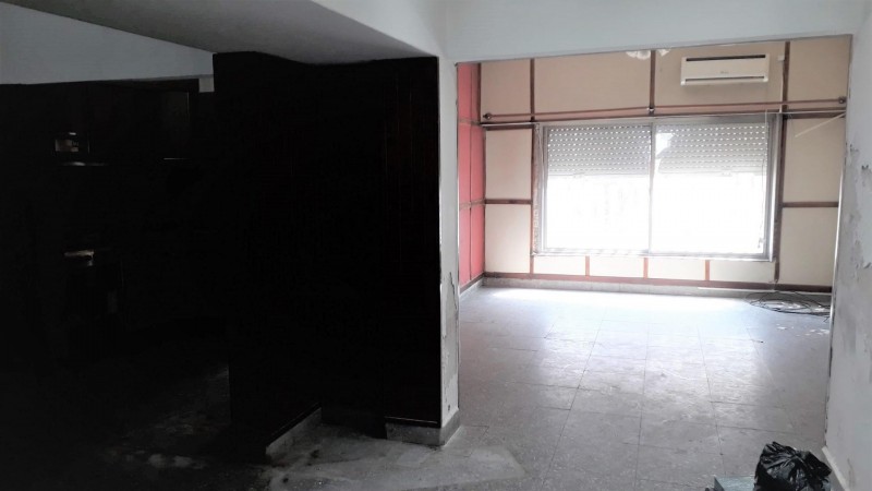 SUPER OPORTUNIDAD 2 FLIAS! CASA 5 AMB,GRAN COCHERA CUB.,PATIO,PARRILLA + DEPTO 2 AMB.ZONA BASE AEREA