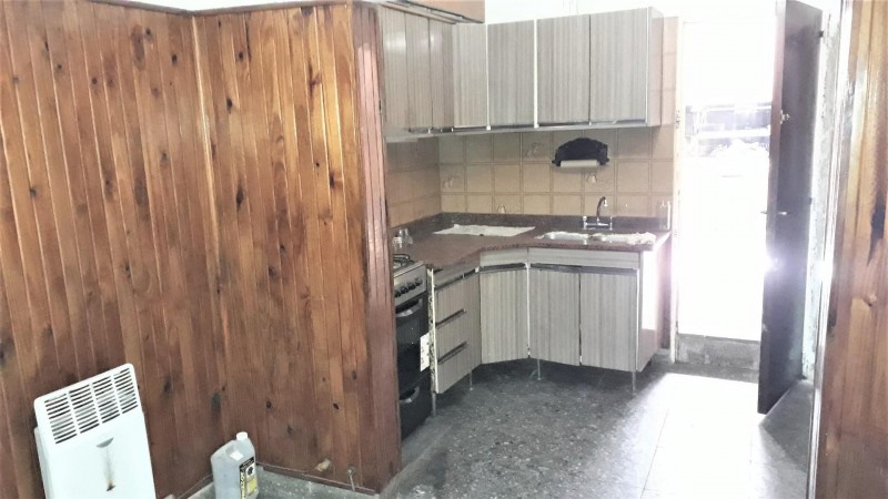 SUPER OPORTUNIDAD 2 FLIAS! CASA 5 AMB,GRAN COCHERA CUB.,PATIO,PARRILLA + DEPTO 2 AMB.ZONA BASE AEREA