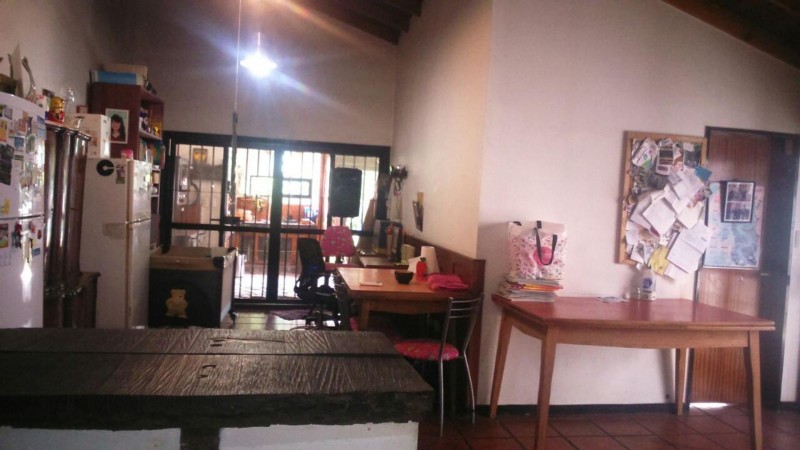 EXC.CHALET DE 9 AMB.2 PLANTAS,PISCINA,PARQUE,A 2 CDS DE CTRO COM.CASTELAR STA ROSA,APTO 2 FAMILIAS!!