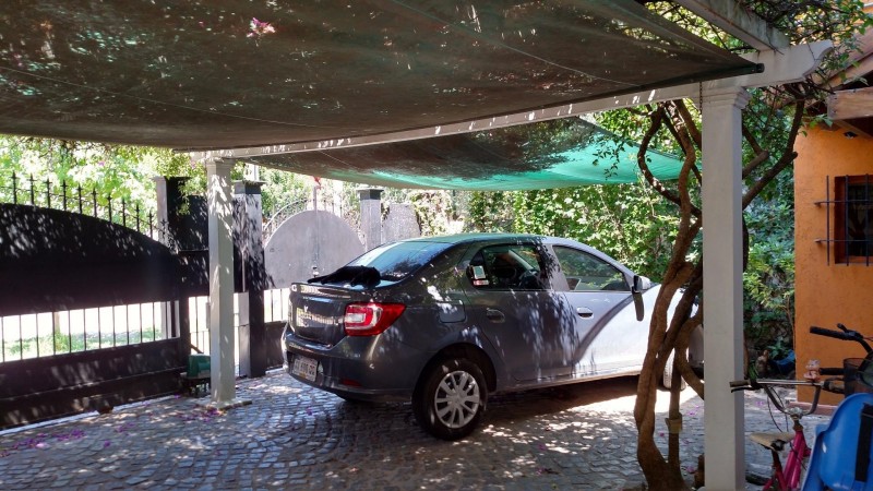 EXC.CHALET DE 9 AMB.2 PLANTAS,PISCINA,PARQUE,A 2 CDS DE CTRO COM.CASTELAR STA ROSA,APTO 2 FAMILIAS!!