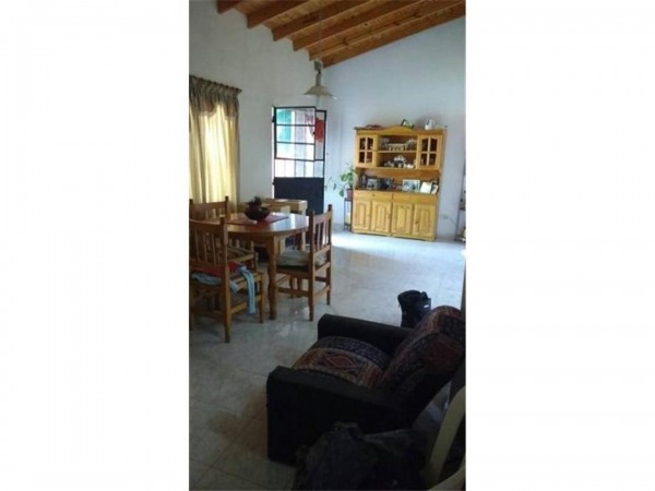 OPORTUNIDAD!! CHALET TODO A NUEVO!! 5 AMB.C/JARDIN A MTS DE COLECTORA E/ SANTA ROSA Y BARCALA