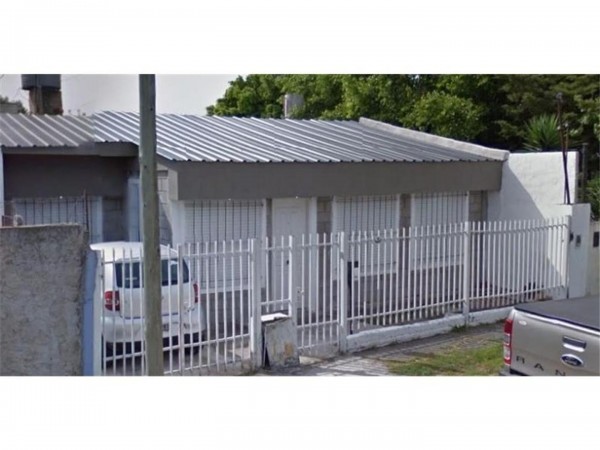 OPORTUNIDAD!! CHALET TODO A NUEVO!! 5 AMB.C/JARDIN A MTS DE COLECTORA E/ SANTA ROSA Y BARCALA