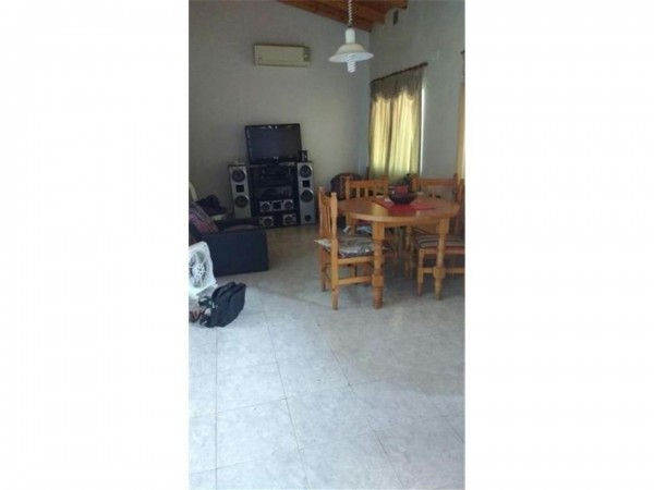 OPORTUNIDAD!! CHALET TODO A NUEVO!! 5 AMB.C/JARDIN A MTS DE COLECTORA E/ SANTA ROSA Y BARCALA