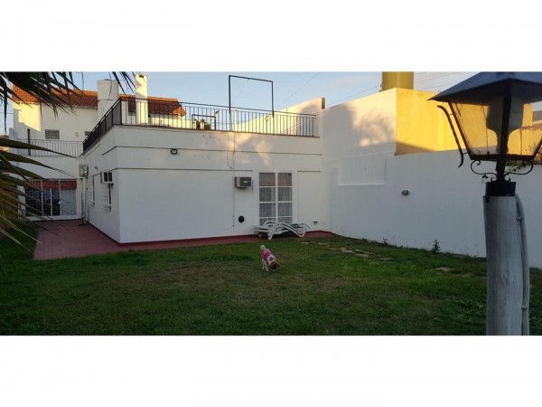 OPORTUNIDAD!!! HERMOSA CASA EN HAEDO 220M2, 2PTS,GRAN PARQUE,COCHERA,LOTE 10X38,OPCION 100M2 MAS