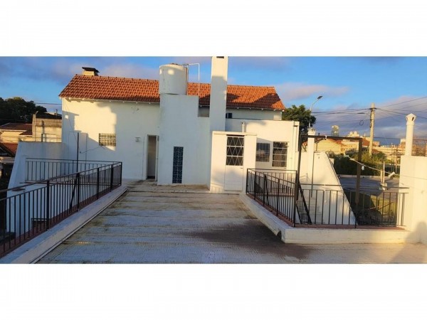 OPORTUNIDAD!!! HERMOSA CASA EN HAEDO 220M2, 2PTS,GRAN PARQUE,COCHERA,LOTE 10X38,OPCION 100M2 MAS