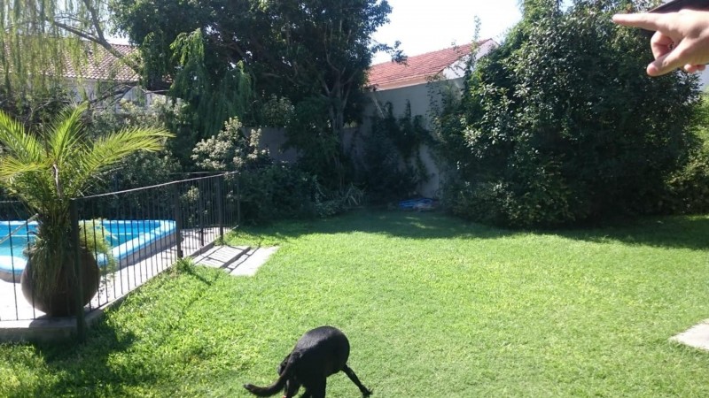 OPORTUNIDAD!! HERMOSO CHALET DE 650m2 LOTE DE 10X65 EN ITUZAINGÓ NORTE PARQUIZADO CON 3 COCHERAS Y QUINCHO