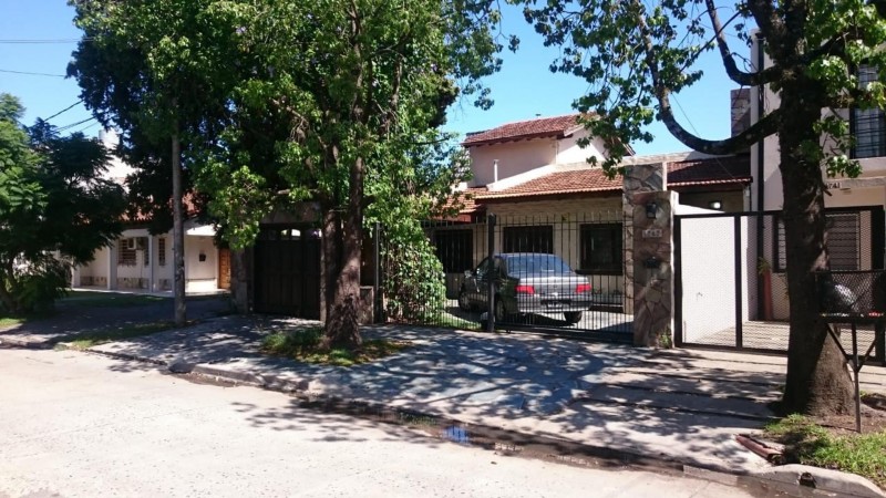 OPORTUNIDAD!! HERMOSO CHALET DE 650m2 LOTE DE 10X65 EN ITUZAINGÓ NORTE PARQUIZADO CON 3 COCHERAS Y QUINCHO