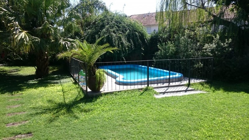 OPORTUNIDAD!! HERMOSO CHALET DE 650m2 LOTE DE 10X65 EN ITUZAINGÓ NORTE PARQUIZADO CON 3 COCHERAS Y QUINCHO