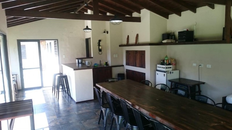 OPORTUNIDAD!! HERMOSO CHALET DE 650m2 LOTE DE 10X65 EN ITUZAINGÓ NORTE PARQUIZADO CON 3 COCHERAS Y QUINCHO