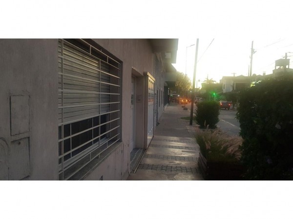 EXCELENTE OPORTUNIDAD EN HAEDO A 3 CUADRAS DE LA ESTACION Y DEL CENTRO COMERCIAL!! CASA EN PH AL FRENTE 130M2 TODA LA PLANTA BAJA, CON COCHERA, PATIO Y TERRAZA