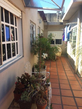 ¡¡IMPERDIBLE!!HERMOSA CASA MULTIFAMILIAR 220M2 EN CASTELAR NORTE.CASA 5AMB+DPTO+COCHERA P/3 AUTOS: OPCIONAL CONSTRUIBLE PLANTA ALTA 100 M2