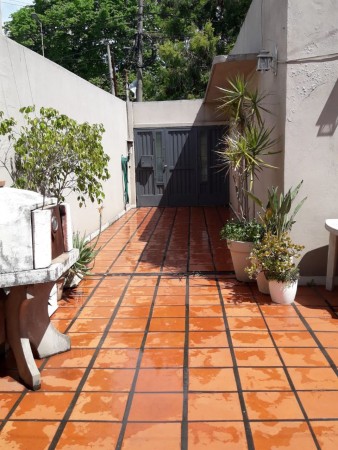 ¡¡IMPERDIBLE!!HERMOSA CASA MULTIFAMILIAR 220M2 EN CASTELAR NORTE.CASA 5AMB+DPTO+COCHERA P/3 AUTOS: OPCIONAL CONSTRUIBLE PLANTA ALTA 100 M2