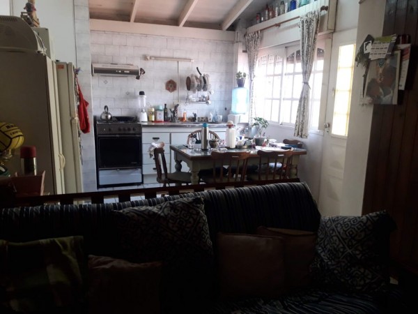 ¡¡IMPERDIBLE!!HERMOSA CASA MULTIFAMILIAR 220M2 EN CASTELAR NORTE.CASA 5AMB+DPTO+COCHERA P/3 AUTOS: OPCIONAL CONSTRUIBLE PLANTA ALTA 100 M2