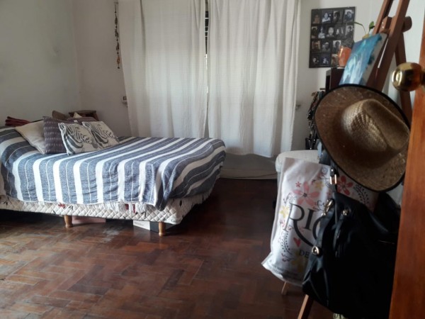 ¡¡IMPERDIBLE!!HERMOSA CASA MULTIFAMILIAR 220M2 EN CASTELAR NORTE.CASA 5AMB+DPTO+COCHERA P/3 AUTOS: OPCIONAL CONSTRUIBLE PLANTA ALTA 100 M2