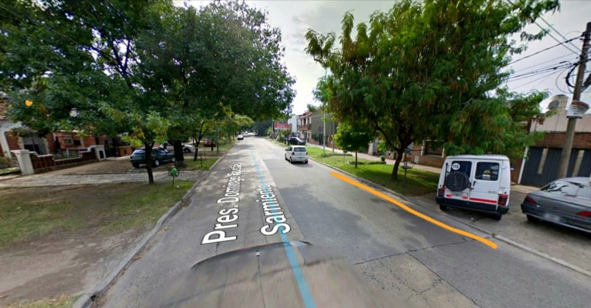 ¡¡IMPERDIBLE!!HERMOSA CASA MULTIFAMILIAR 220M2 EN CASTELAR NORTE.CASA 5AMB+DPTO+COCHERA P/3 AUTOS: OPCIONAL CONSTRUIBLE PLANTA ALTA 100 M2