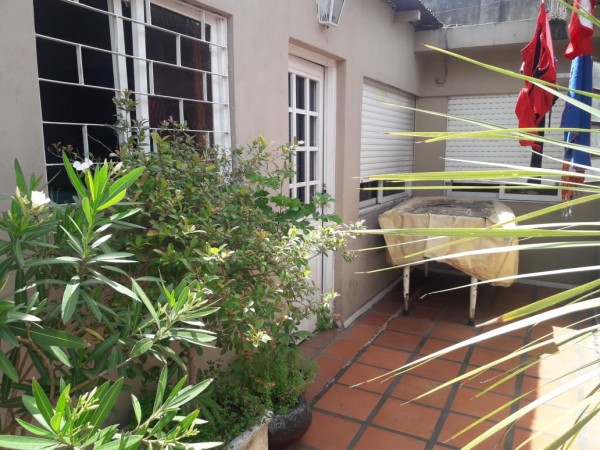 ¡¡IMPERDIBLE!!HERMOSA CASA MULTIFAMILIAR 220M2 EN CASTELAR NORTE.CASA 5AMB+DPTO+COCHERA P/3 AUTOS: OPCIONAL CONSTRUIBLE PLANTA ALTA 100 M2