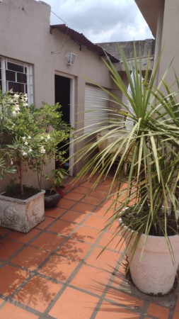 CASA CASTELAR NORTE  MULTIFAMILIAR 220M2 5AMB+DPTO+COCHERA P/3 AUTOS IMPERDIBLE OPORTUNIDAD!! 