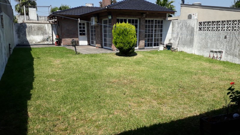 CASA 5 AMB. CASTELAR DE 240 M2, 5 AMB, 2 COCHERAS, SOBRE LOTE DE 345 M2 ES ESPECTACULAR EN OPORTUNIDAD HOY!!