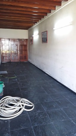 CASA 5 AMB. CASTELAR DE 240 M2, 5 AMB, 2 COCHERAS, SOBRE LOTE DE 345 M2 ES ESPECTACULAR EN OPORTUNIDAD HOY!!