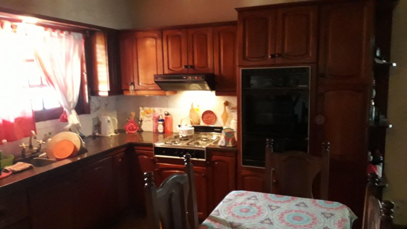 CASA 5 AMB. CASTELAR DE 240 M2, 5 AMB, 2 COCHERAS, SOBRE LOTE DE 345 M2 ES ESPECTACULAR EN OPORTUNIDAD HOY!!