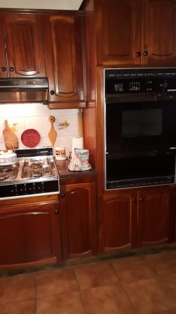 CASA 5 AMB. CASTELAR DE 240 M2, 5 AMB, 2 COCHERAS, SOBRE LOTE DE 345 M2 ES ESPECTACULAR EN OPORTUNIDAD HOY!!