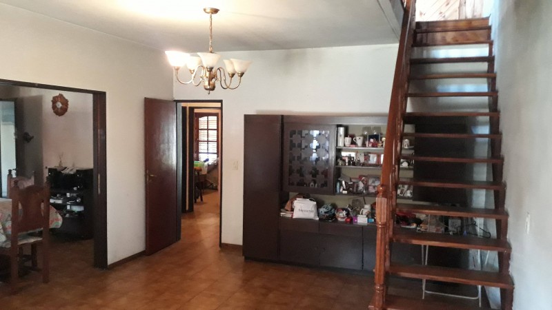 CASA 5 AMB. CASTELAR DE 240 M2, 5 AMB, 2 COCHERAS, SOBRE LOTE DE 345 M2 ES ESPECTACULAR EN OPORTUNIDAD HOY!!