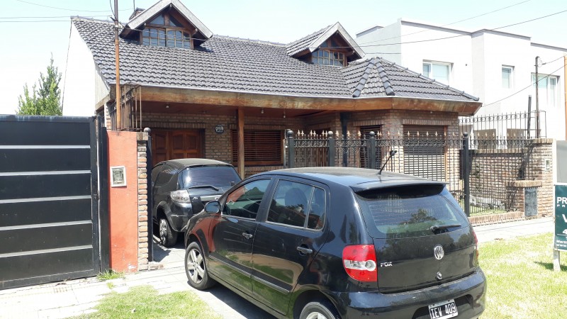 CASA 5 AMB. CASTELAR DE 240 M2, 5 AMB, 2 COCHERAS, SOBRE LOTE DE 345 M2 ES ESPECTACULAR EN OPORTUNIDAD HOY!!