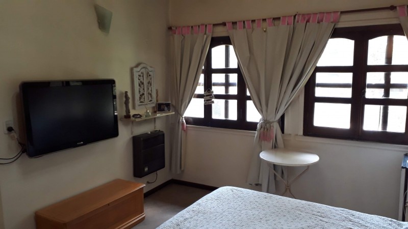 CASA 5 AMB. CASTELAR DE 240 M2, 5 AMB, 2 COCHERAS, SOBRE LOTE DE 345 M2 ES ESPECTACULAR EN OPORTUNIDAD HOY!!