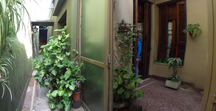 EXCELENTE OPORTUNIDAD EN PARQUE PATRICIOS!! PROPIEDAD EN PH LOCAL 100 M2 + CASA 140 M2 SOBRE LOTE DE 9 X 28