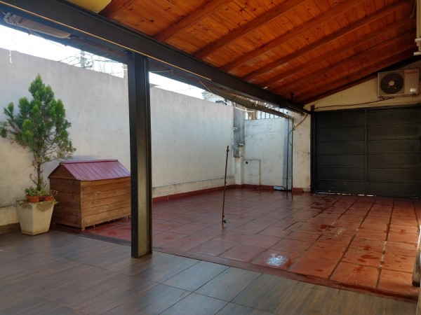 OPORTUNIDAD!! CASA EN CASTELAR NORTE 4 AMB/COCHERA DOBLE/ PATIO/PARRILLA, ACEPTA PERMUTAS