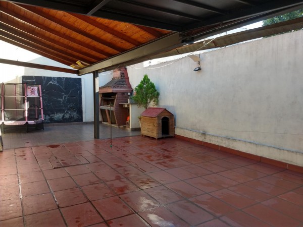 OPORTUNIDAD!! HERMOSA CASA EN CASTELAR CENTRO 4 AMB/COCHERA DOBLE/ PATIO/PARRILLA/CONCEPTO ABIERTO