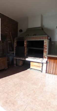 CASA EN ITUZANGÓ, 325 M2 TOTALES, 245 M2 CONST., JARDIN, BALCÓN, TERRAZA, 2 COCHERAS