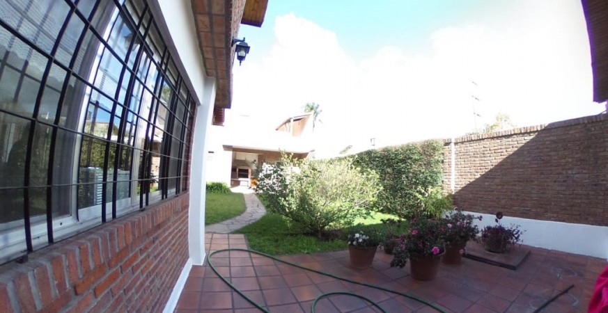 CASA EN ITUZANGÓ, 325 M2 TOTALES, 245 M2 CONST., JARDIN, BALCÓN, TERRAZA, 2 COCHERAS