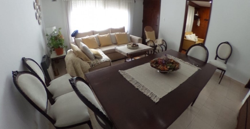 CASA EN ITUZANGÓ, 325 M2 TOTALES, 245 M2 CONST., JARDIN, BALCÓN, TERRAZA, 2 COCHERAS