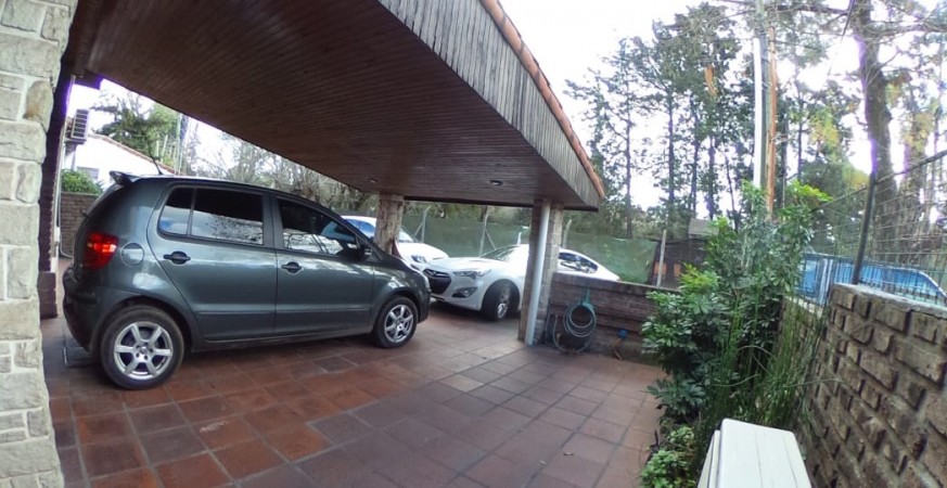 CASA EN ITUZANGÓ, 325 M2 TOTALES, 245 M2 CONST., JARDIN, BALCÓN, TERRAZA, 2 COCHERAS