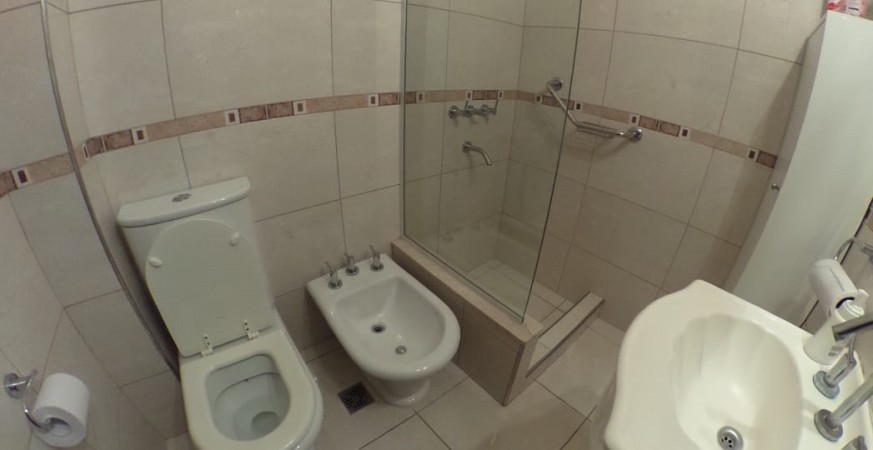 CASA EN ITUZANGÓ, 325 M2 TOTALES, 245 M2 CONST., JARDIN, BALCÓN, TERRAZA, 2 COCHERAS