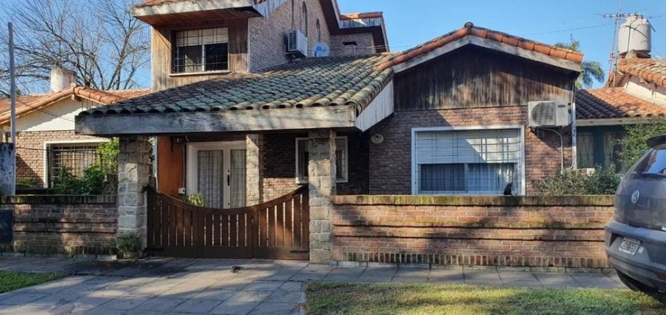 CASA EN ITUZANGÓ, 325 M2 TOTALES, 245 M2 CONST., JARDIN, BALCÓN, TERRAZA, 2 COCHERAS