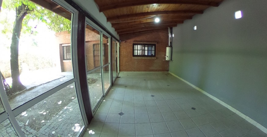 CASA EN  VILLA ARIZA ITUZAINGO NORTE, 130 M2 CONSTRUIDOS SOBRE LOTE DE 12.5 X 27.5 M2 DE CONCEPTO ABIERTO OPORTUNIDAD!