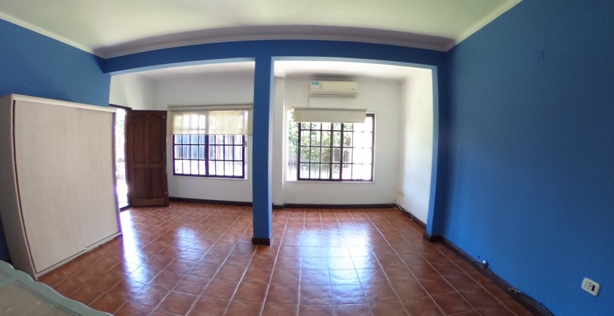 CASA EN  VILLA ARIZA ITUZAINGO NORTE, 130 M2 CONSTRUIDOS SOBRE LOTE DE 12.5 X 27.5 M2 DE CONCEPTO ABIERTO OPORTUNIDAD!