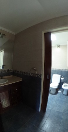 CASA EN  VILLA ARIZA ITUZAINGO NORTE, 130 M2 CONSTRUIDOS SOBRE LOTE DE 12.5 X 27.5 M2 DE CONCEPTO ABIERTO OPORTUNIDAD!