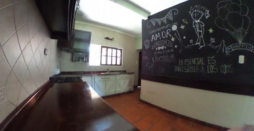 CASA EN  VILLA ARIZA ITUZAINGO NORTE, 130 M2 CONSTRUIDOS SOBRE LOTE DE 12.5 X 27.5 M2 DE CONCEPTO ABIERTO OPORTUNIDAD!