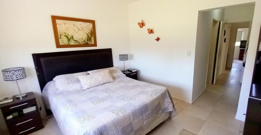 OPORTUNIDAD!! EXC. CASA EN PILAR DEL ESTE, LOTE DE 600 M2, 5 AMB, 3 DORMITORIOS, COCHERA, GALERIA