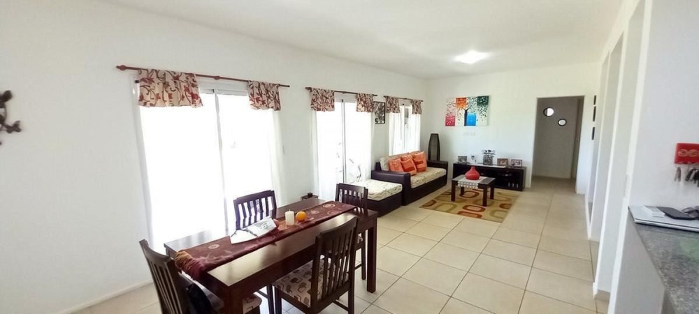 OPORTUNIDAD!! EXC. CASA EN PILAR DEL ESTE, LOTE DE 600 M2, 5 AMB, 3 DORMITORIOS, COCHERA, GALERIA