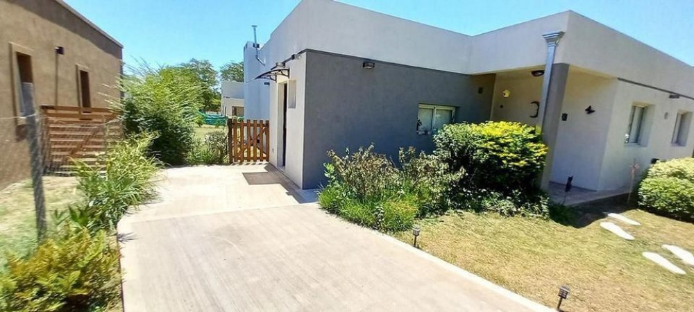 OPORTUNIDAD!! EXC. CASA EN PILAR DEL ESTE, LOTE DE 600 M2, 5 AMB, 3 DORMITORIOS, COCHERA, GALERIA